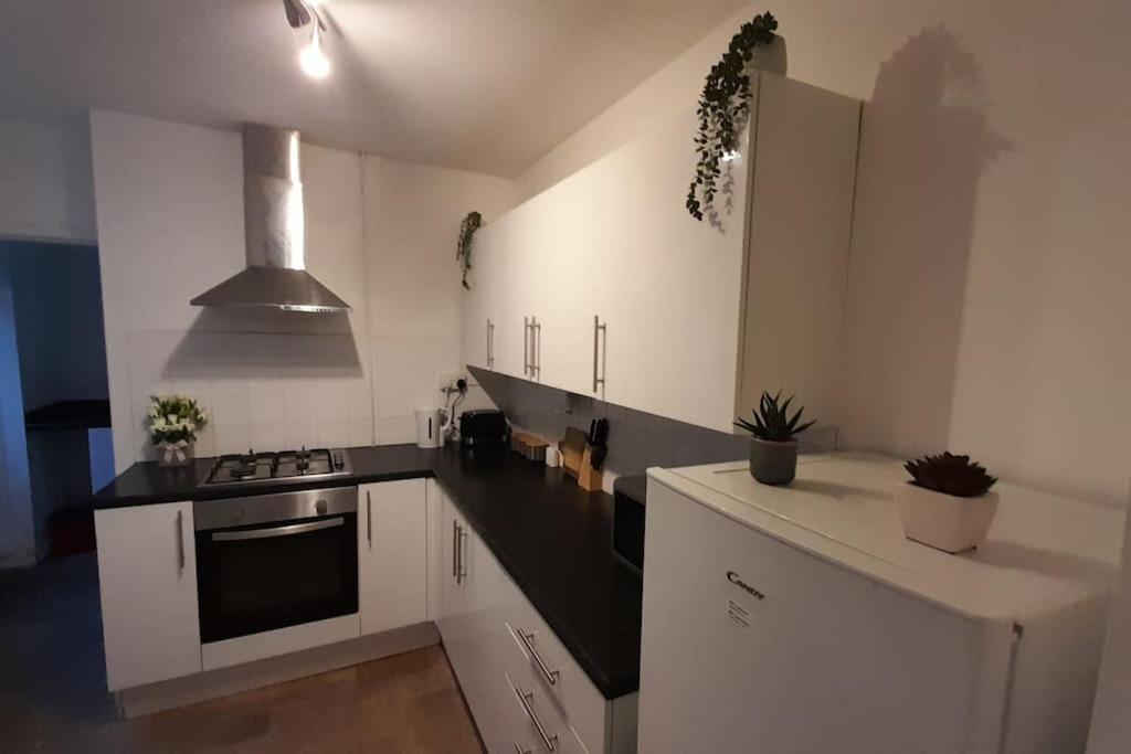 Spacious 4 Bedroom, Free Netflix, Central Location Cardiff Exteriör bild
