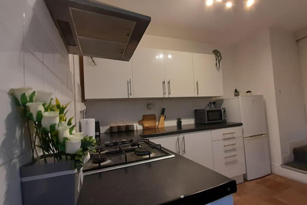 Spacious 4 Bedroom, Free Netflix, Central Location Cardiff Exteriör bild