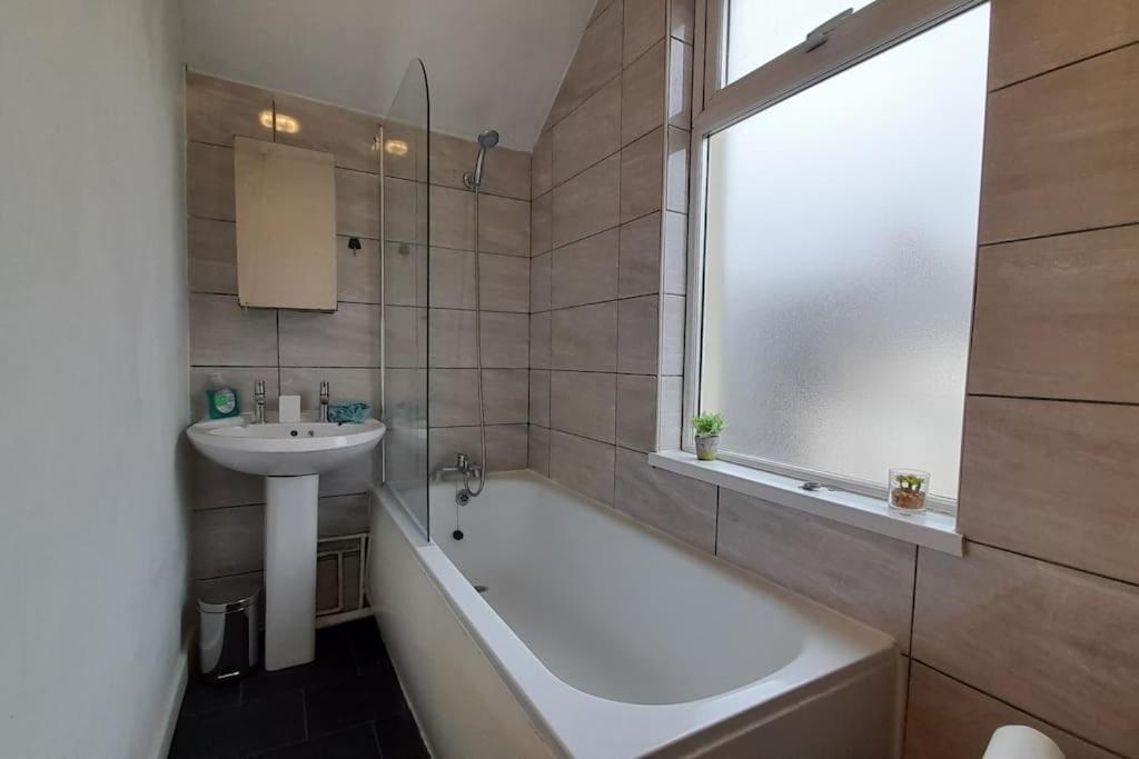Spacious 4 Bedroom, Free Netflix, Central Location Cardiff Exteriör bild